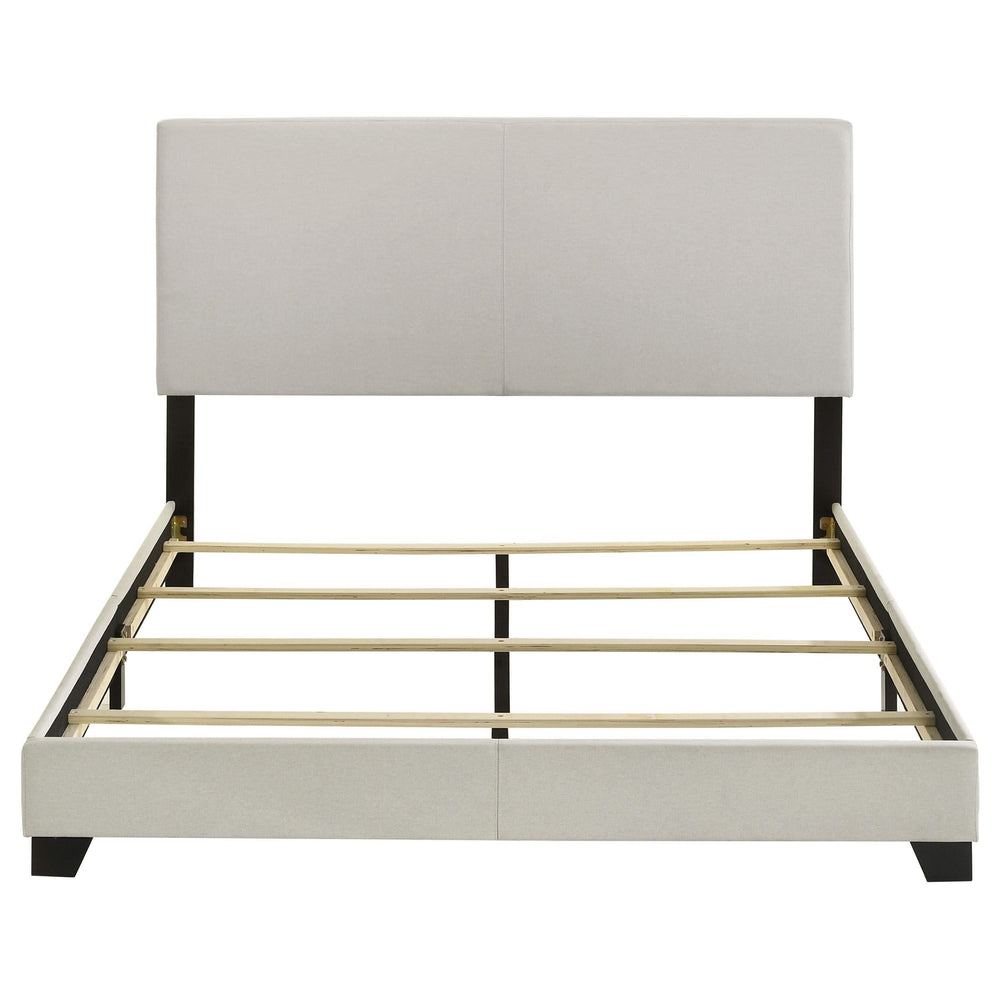 Cama Queen con paneles tapizados en tela Dorian, color crema