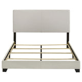 Cama Queen con paneles tapizados en tela Dorian, color crema