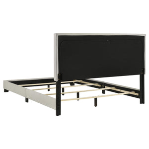 Cama Queen con paneles tapizados en tela Dorian, color crema