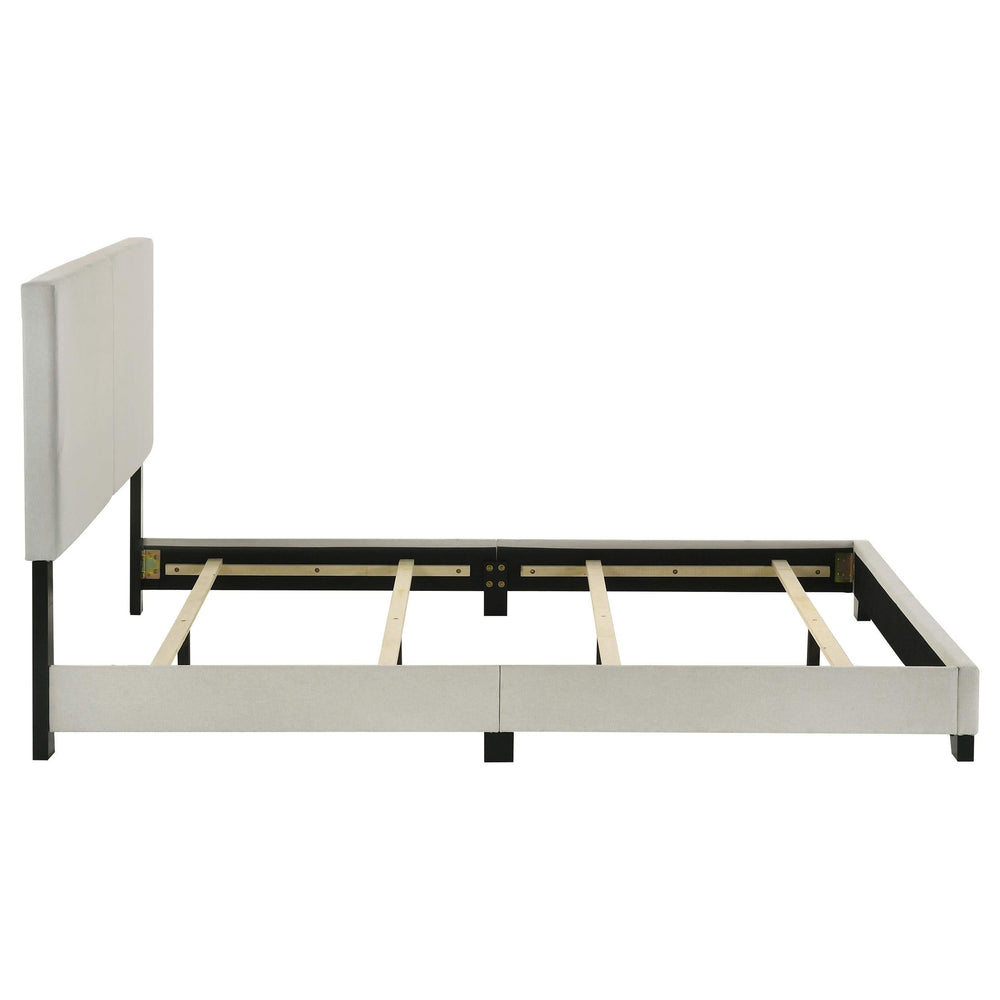 Cama Queen con paneles tapizados en tela Dorian, color crema