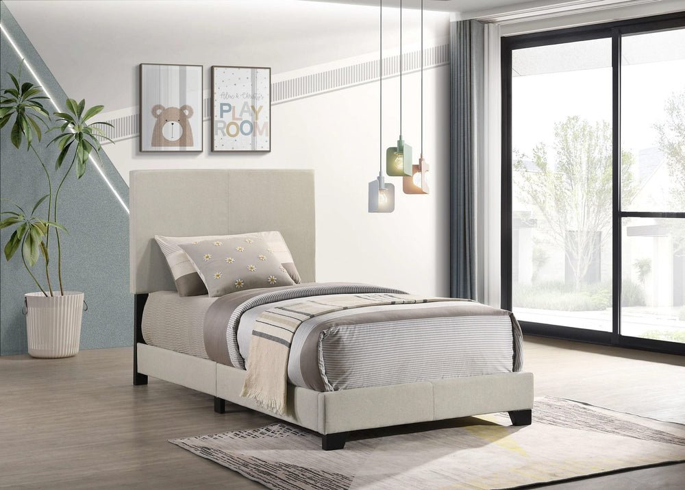 Cama doble con paneles tapizados en tela Dorian color crema