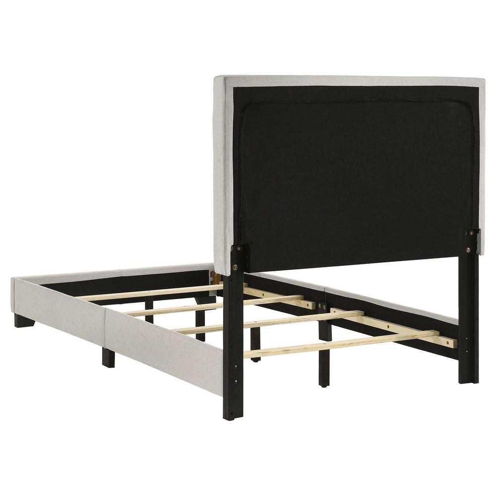 Cama doble con paneles tapizados en tela Dorian color crema