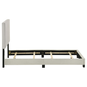 Cama doble con paneles tapizados en tela Dorian color crema