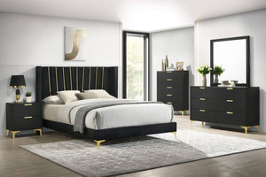 Cama tapizada Kendall Eastern King con paneles en color negro