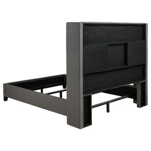 Cama Bancroft tapizada Eastern King con respaldo de alas, color gris