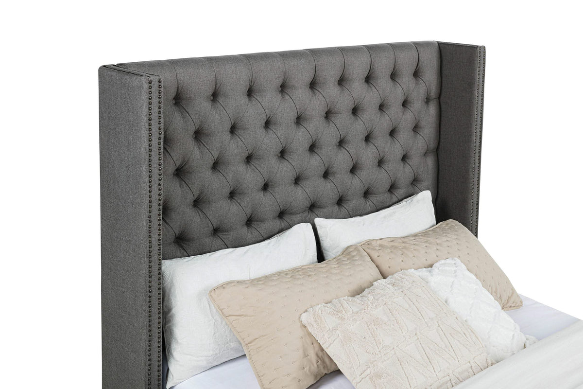 Cama Bancroft tapizada Eastern King con respaldo de alas, color gris