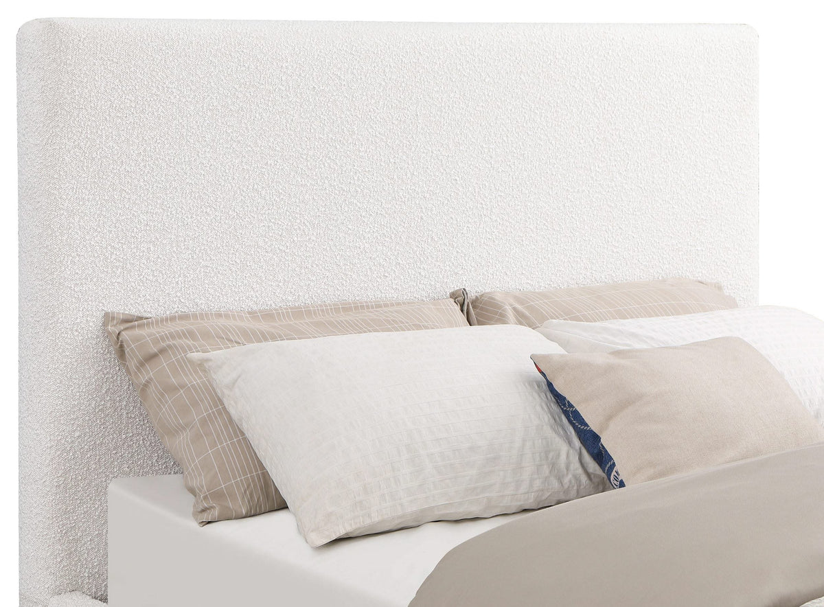 Cama tapizada Knox EASTERN KING con paneles en color crema