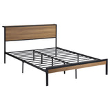 Cama completa de metal Ricky con paneles de roble claro
