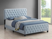 Cama Queen Littleton con capitoné y tapizado en azul Delft