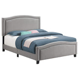 Cama King tapizada Hamden con paneles en color mineral