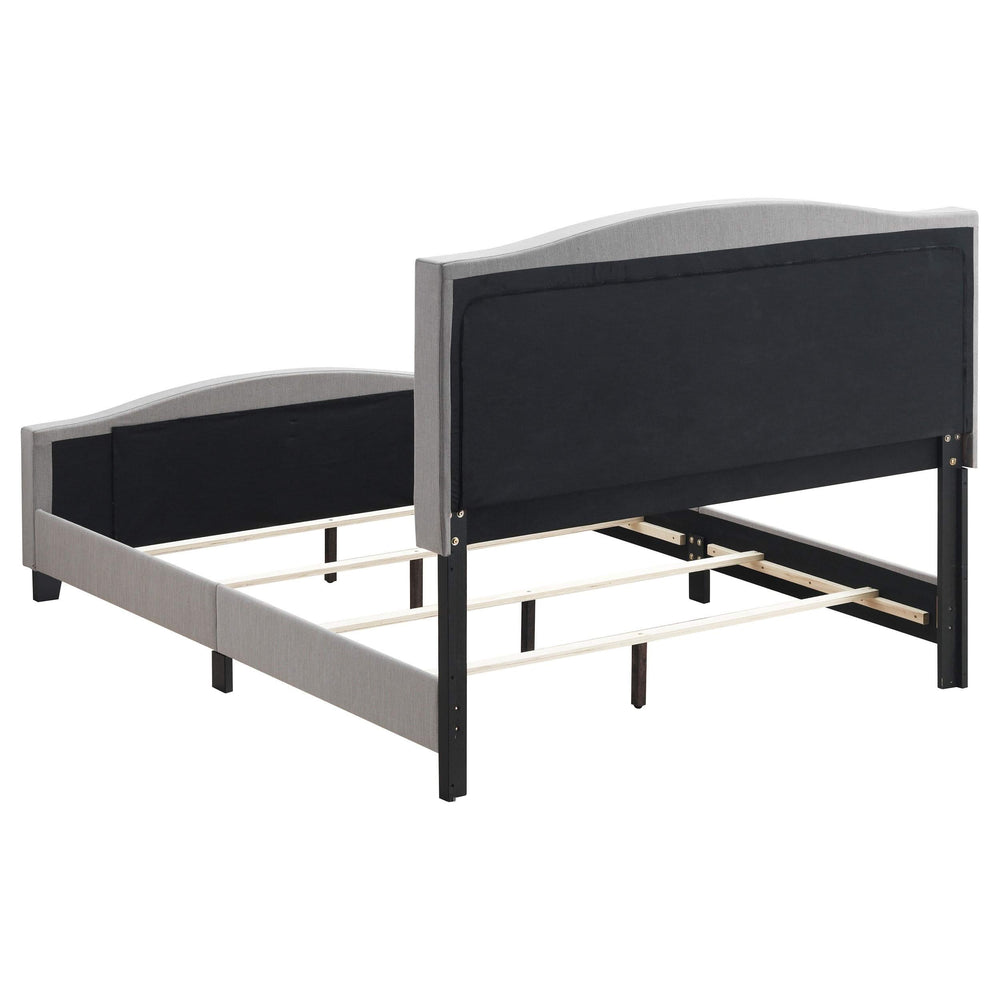 Cama King tapizada Hamden con paneles en color mineral