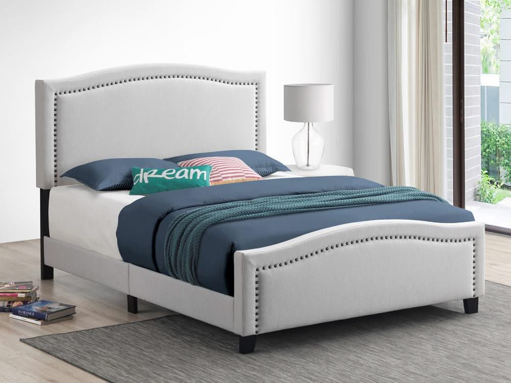 Cama Queen Hamden con paneles tapizados en beige