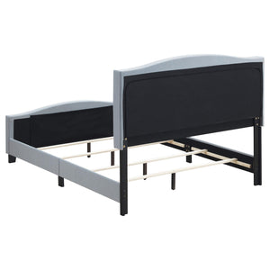 Cama King tapizada Hamden con paneles en azul Delft