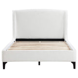 Cama Mosby tapizada Eastern King con respaldo de alas, color nieve