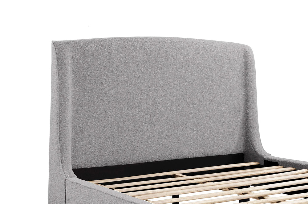 Cama Mosby tapizada Eastern King con respaldo de alas, color gris