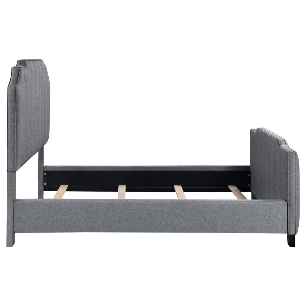 Cama Queen tapizada Fiona con paneles en gris claro