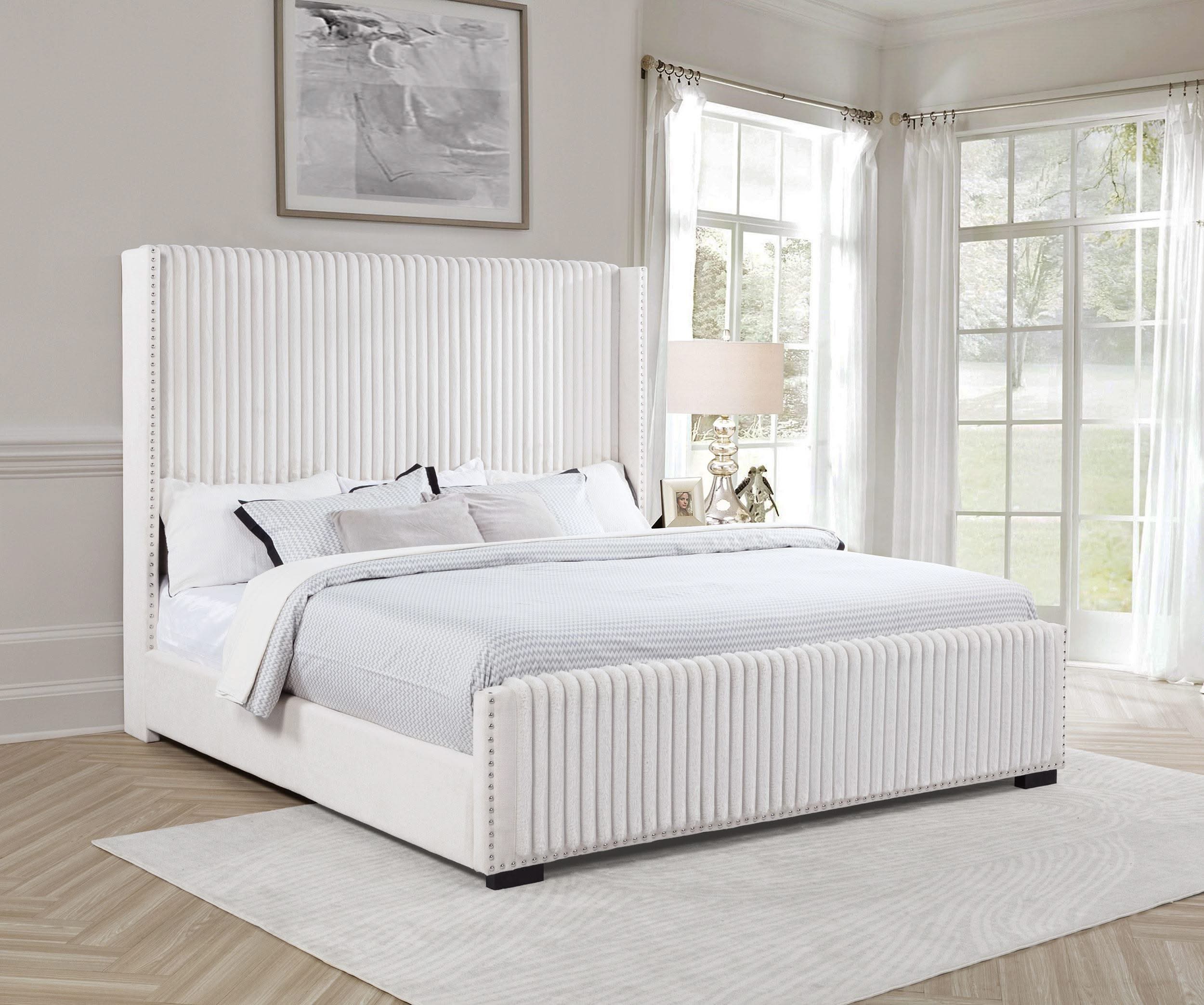 Cama California King tapizada Natasha de 65 pulgadas en color crema