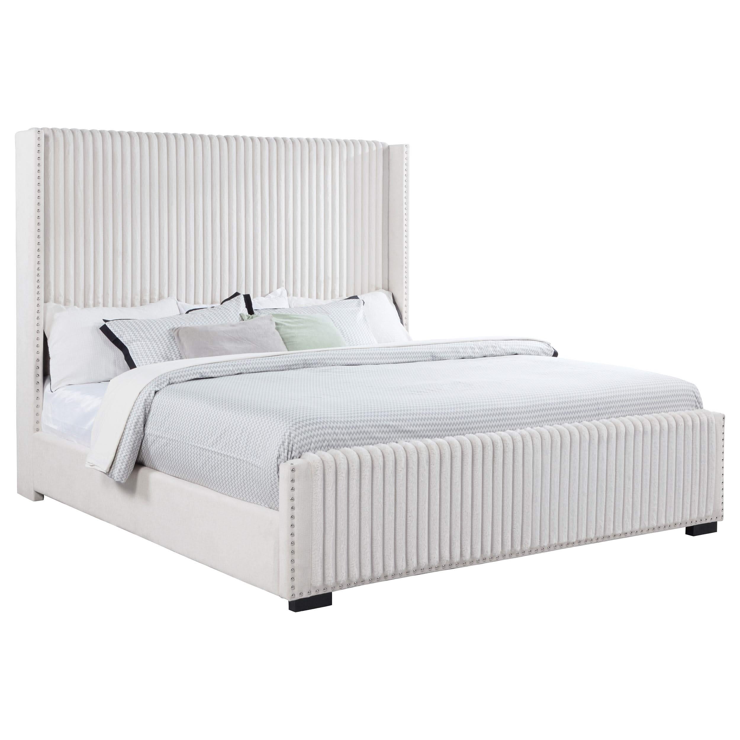 Cama California King tapizada Natasha de 65 pulgadas en color crema