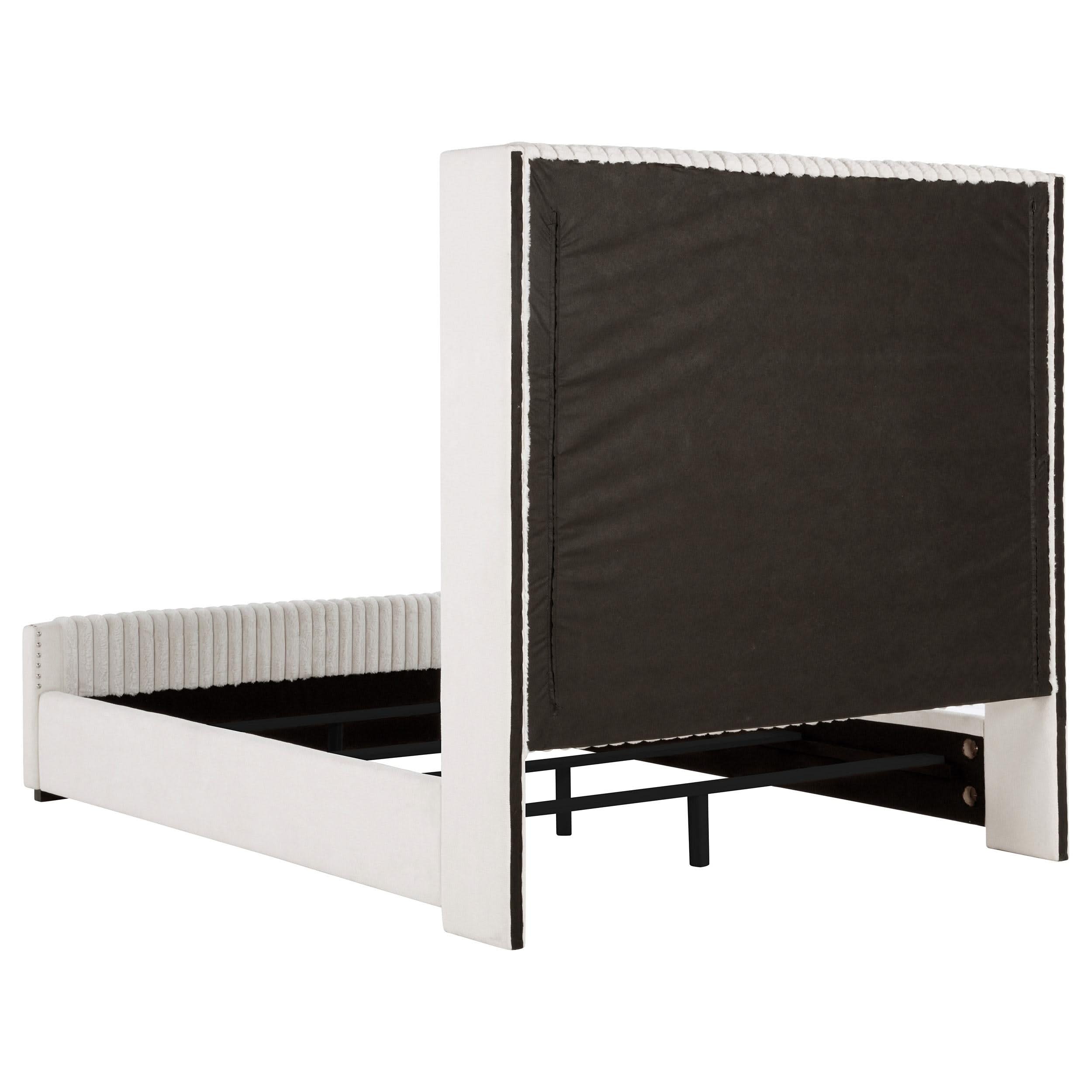 Cama Queen Natasha de 65 pulgadas con respaldo alto tapizado en color crema