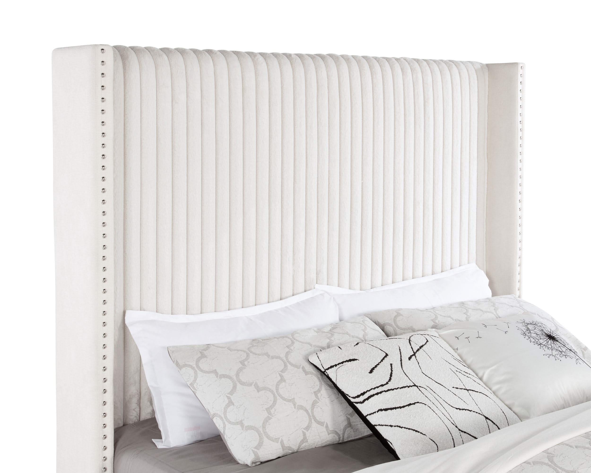Cama Queen Natasha de 65 pulgadas con respaldo alto tapizado en color crema