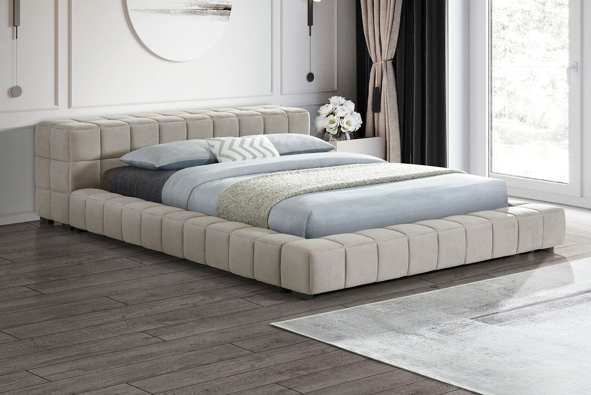 Cama de plataforma completa tapizada Trinity en color topo claro