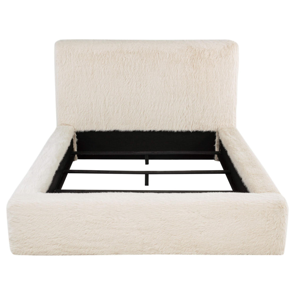 Cama Rebecca tapizada en piel sintética color crema tamaño king