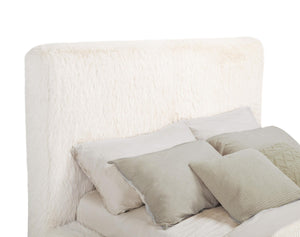 Cama Rebecca tapizada en piel sintética color crema tamaño king