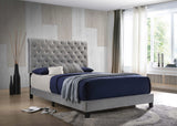 Cama tapizada Warner Eastern King con paneles en gris