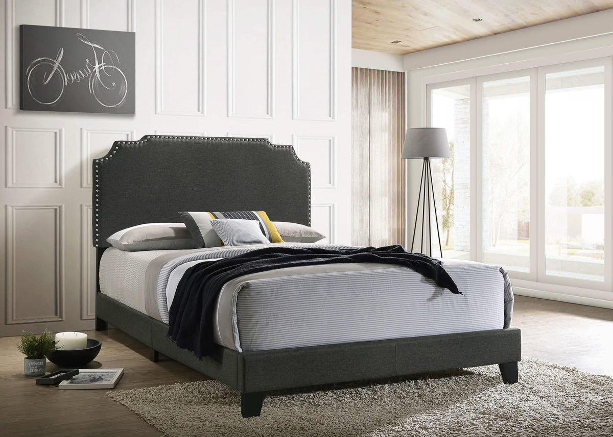 Cama Queen con paneles tapizados Tamarac, color gris