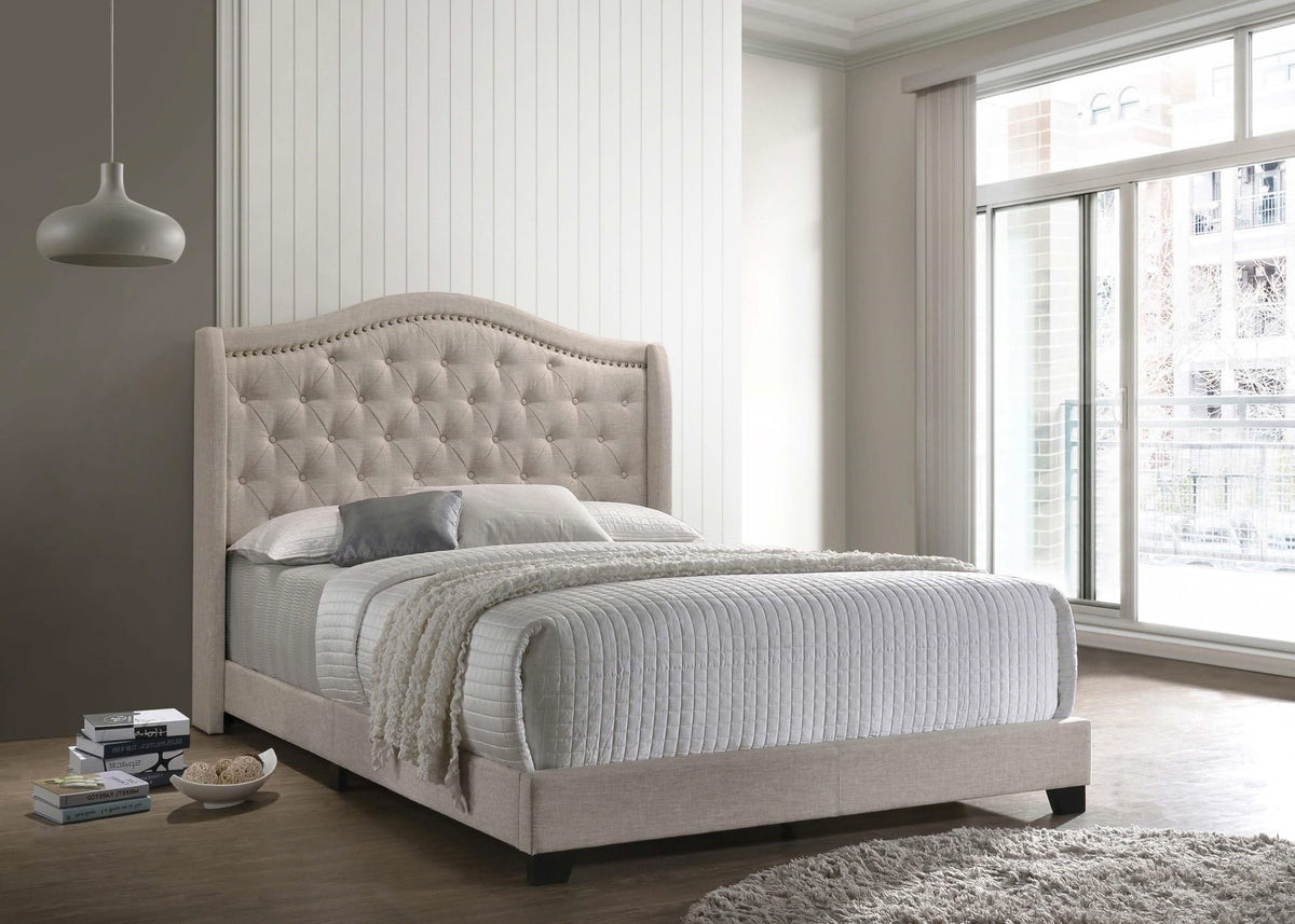 Cama Queen Sonoma tapizada con respaldo alto en beige