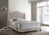 Cama Queen Sonoma tapizada con respaldo alto en beige