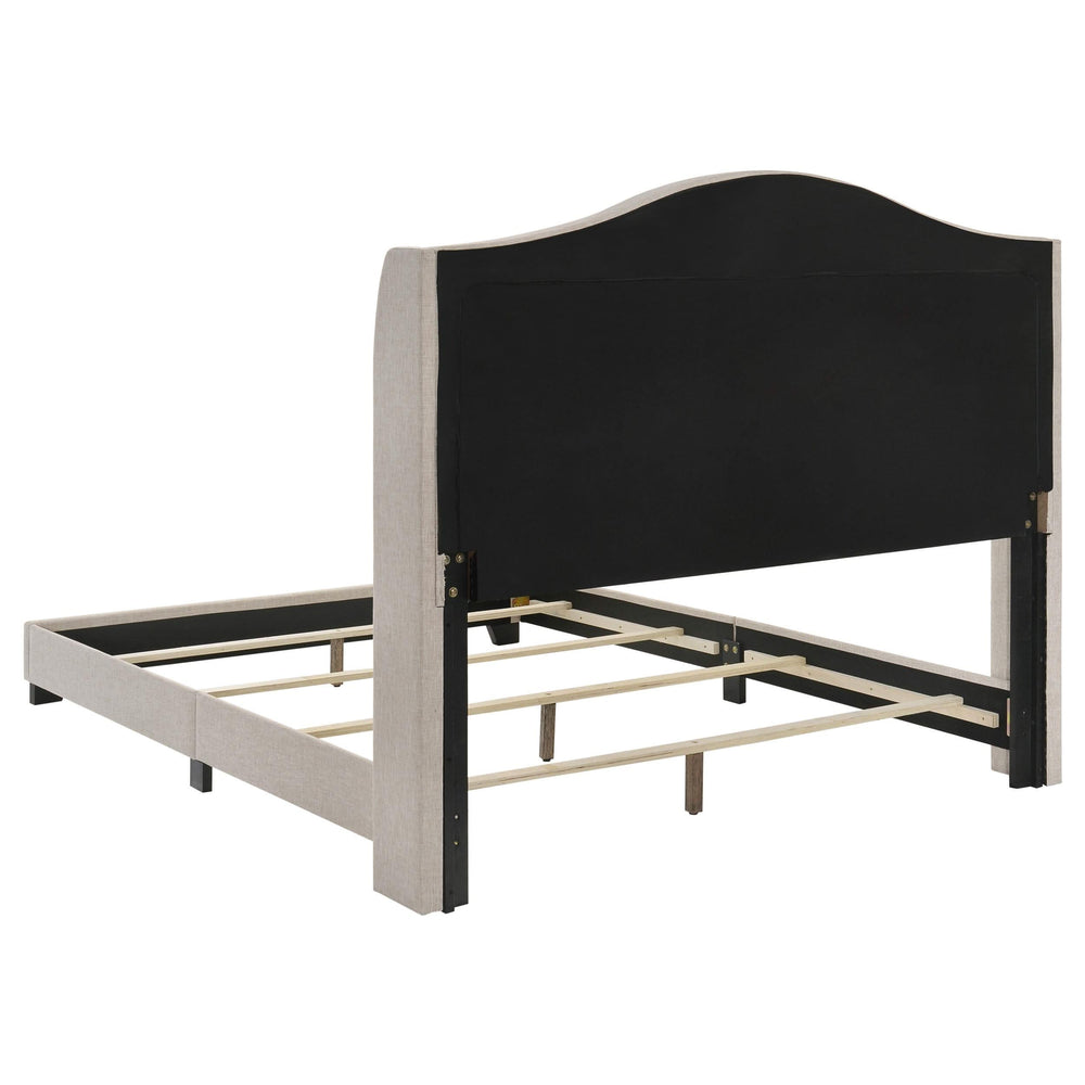 Cama Queen Sonoma tapizada con respaldo alto en beige