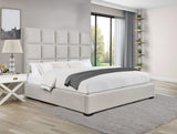 Cama King tapizada con paneles en beige
