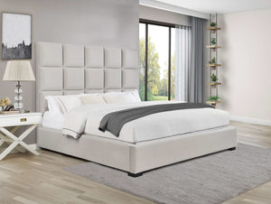 Cama King tapizada con paneles en beige