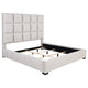 Cama King tapizada con paneles en beige