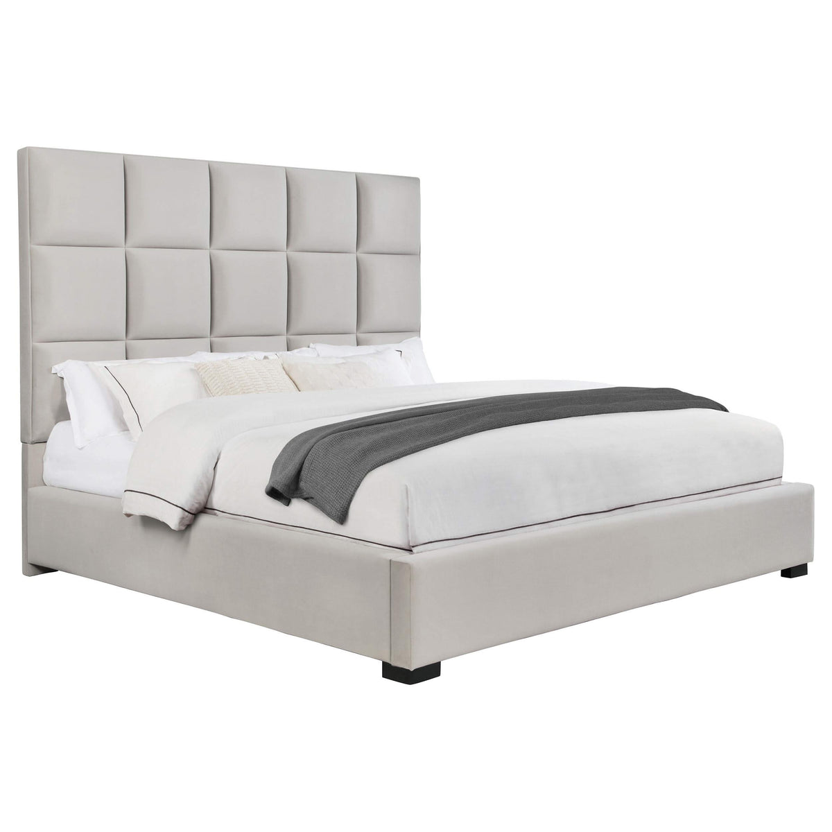 Cama King tapizada con paneles en beige