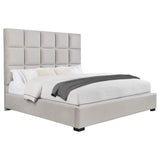 Cama King tapizada con paneles en beige