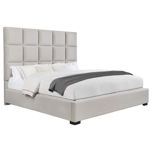 Cama King tapizada con paneles en beige