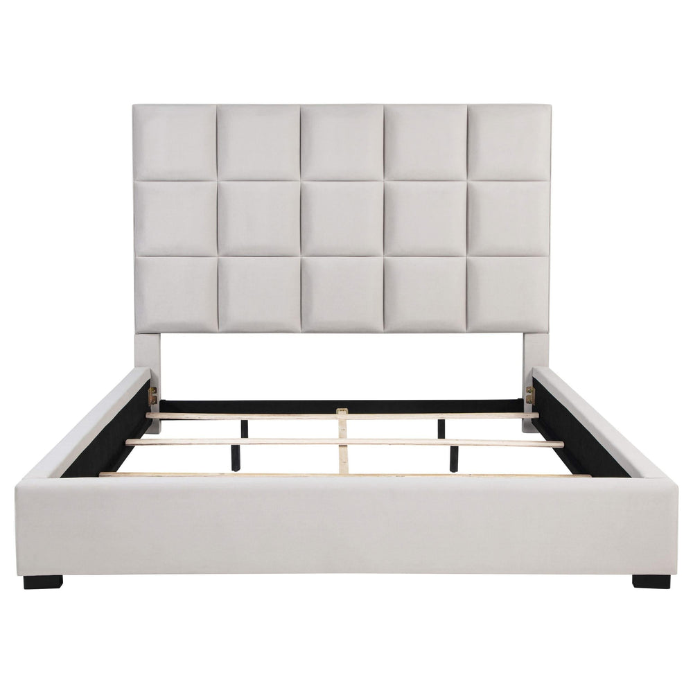 Cama King tapizada con paneles en beige