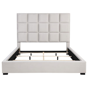 Cama King tapizada con paneles en beige