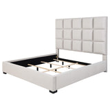 Cama King tapizada con paneles en beige