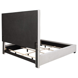 Cama King tapizada con paneles en beige