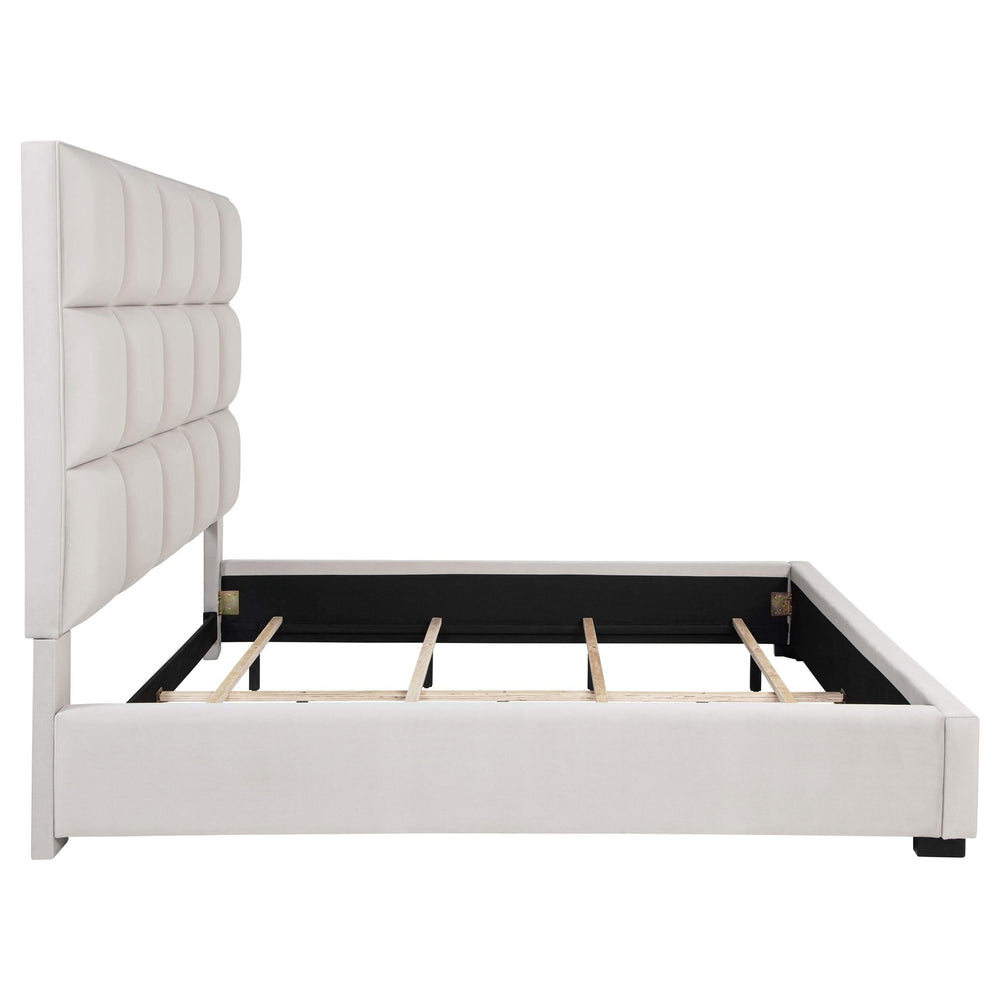 Cama King tapizada con paneles en beige