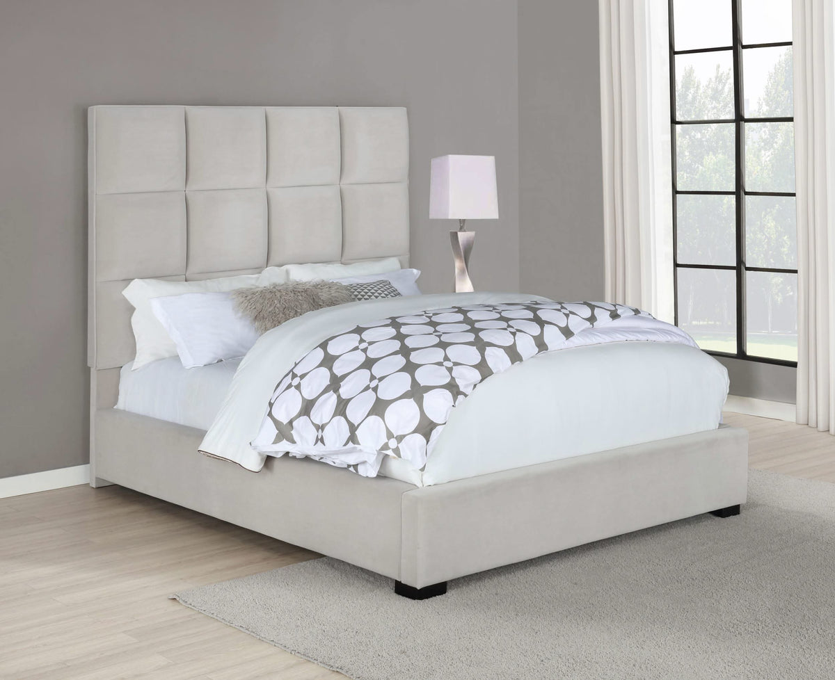 Cama Queen con paneles tapizados en beige