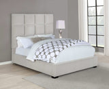 Cama Queen con paneles tapizados en beige