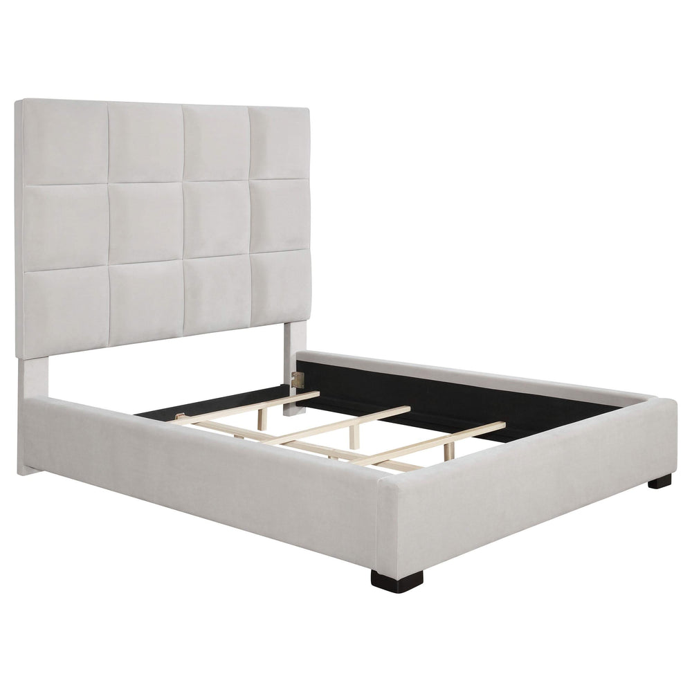 Cama Queen con paneles tapizados en beige