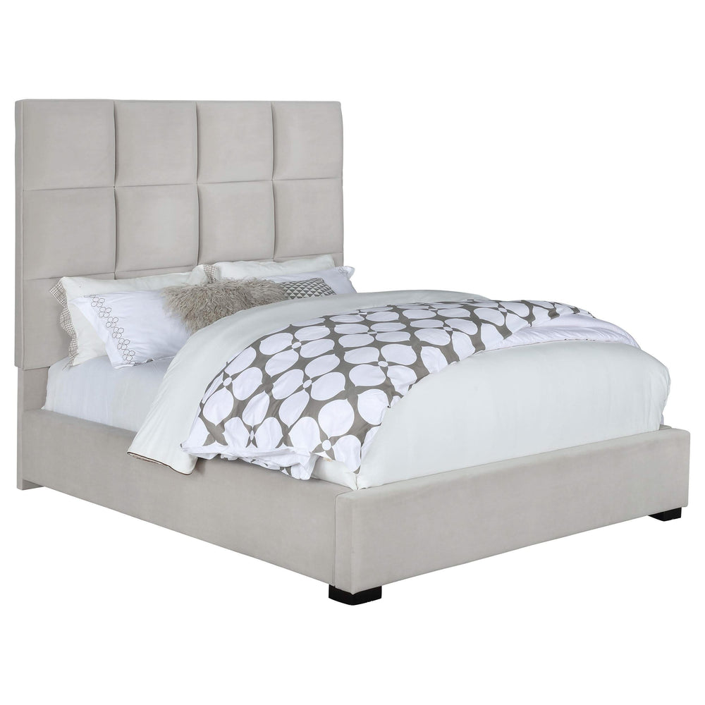Cama Queen con paneles tapizados en beige