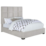 Cama Queen con paneles tapizados en beige