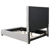 Cama Queen con paneles tapizados en beige