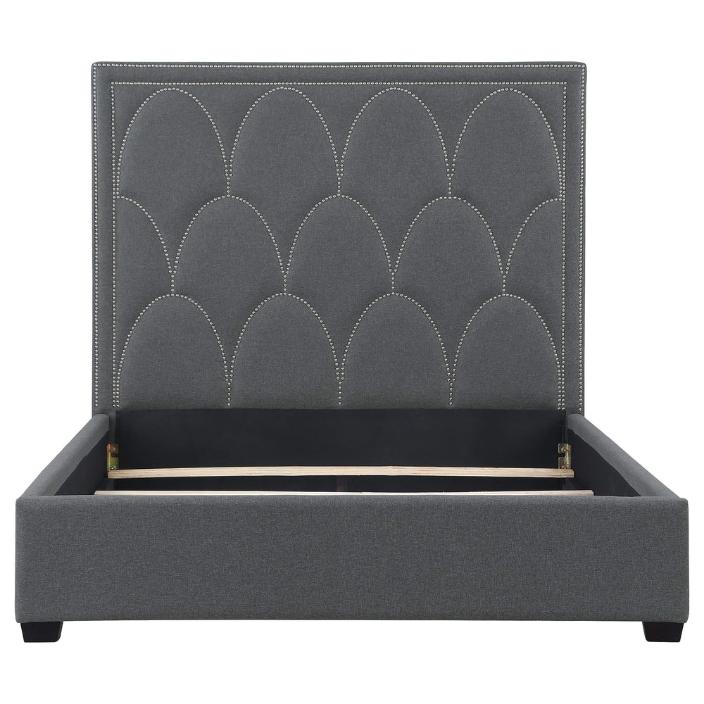 Cama King tapizada Bowfield Eastern con paneles en color carbón